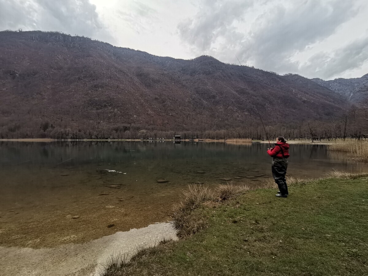Žena peca ribe na Boračkom jezeru