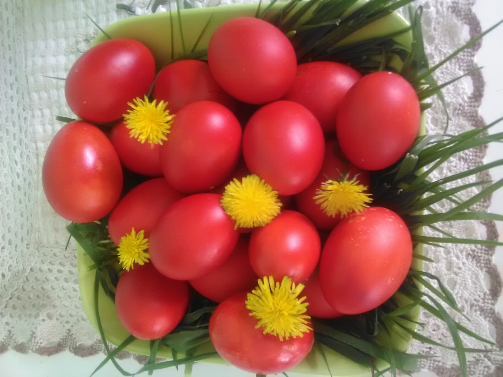 Ofarbana jaja u crvenu boju