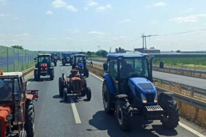 Srpski ratari ustali zbog niske cijene pšenice - više od 200 traktora blokira izlaz na autocestu
